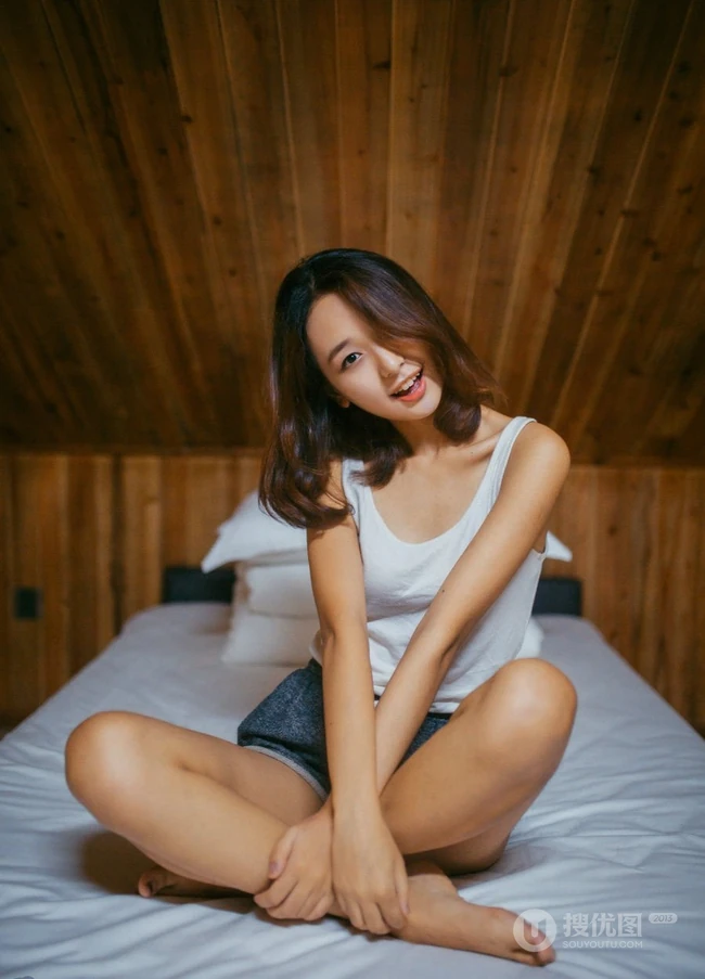 可爱萌妹木屋阁楼休闲写真 居家短裤显修长线条感