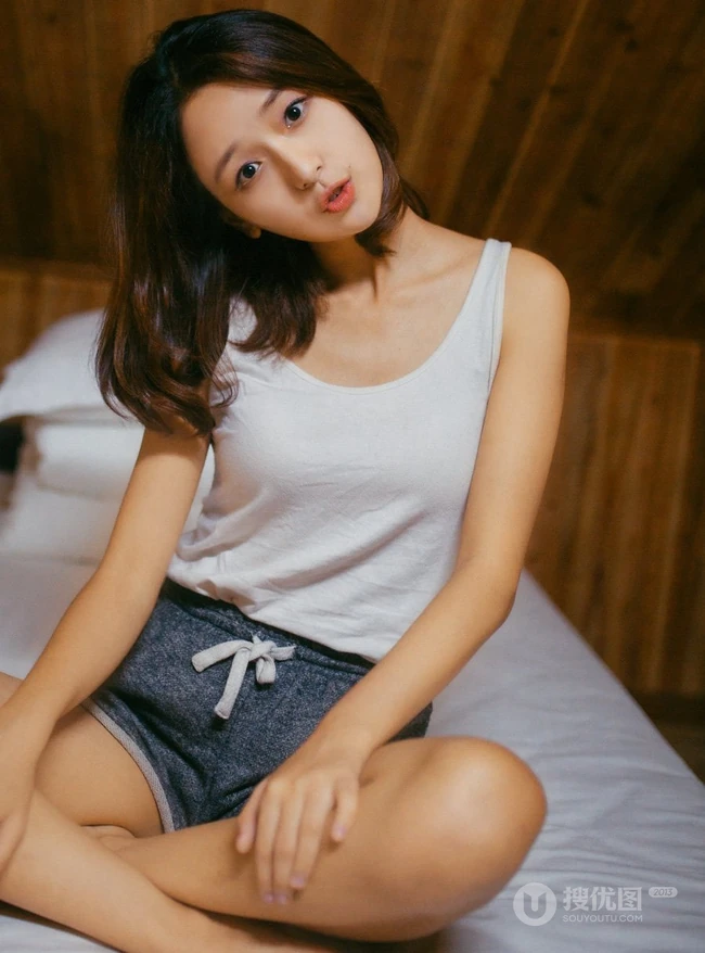 可爱萌妹木屋阁楼休闲写真 居家短裤显修长线条感