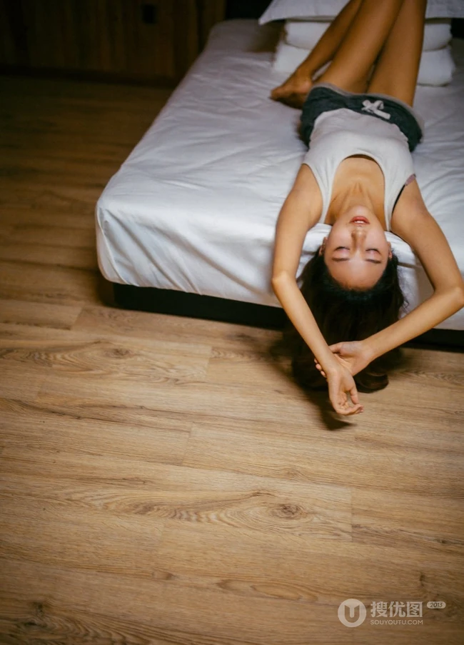 可爱萌妹木屋阁楼休闲写真 居家短裤显修长线条感