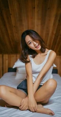 可爱萌妹木屋阁楼休闲写真 居家短裤显修长线条感