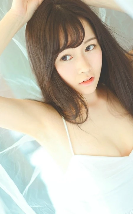 清新肩带睡裙妹子居家写真 唯美画面如梦似幻