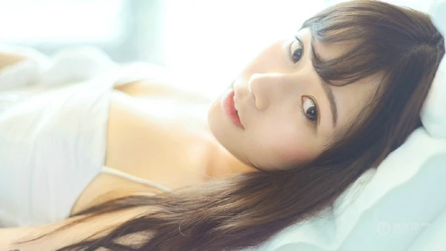 清新肩带睡裙妹子居家写真 唯美画面如梦似幻