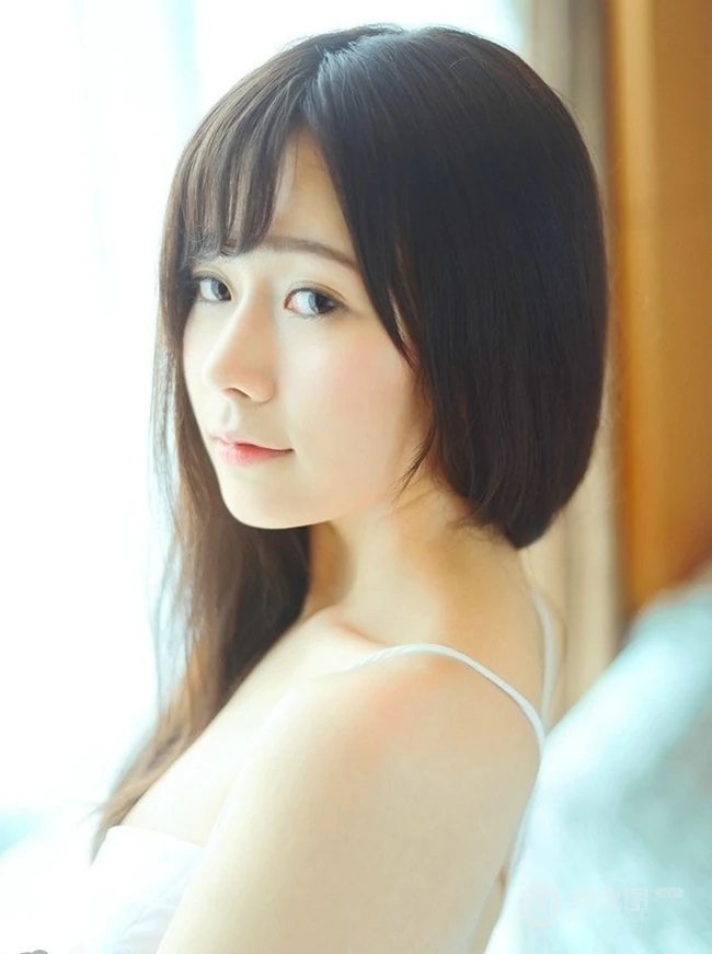 清新肩带睡裙妹子居家写真 唯美画面如梦似幻