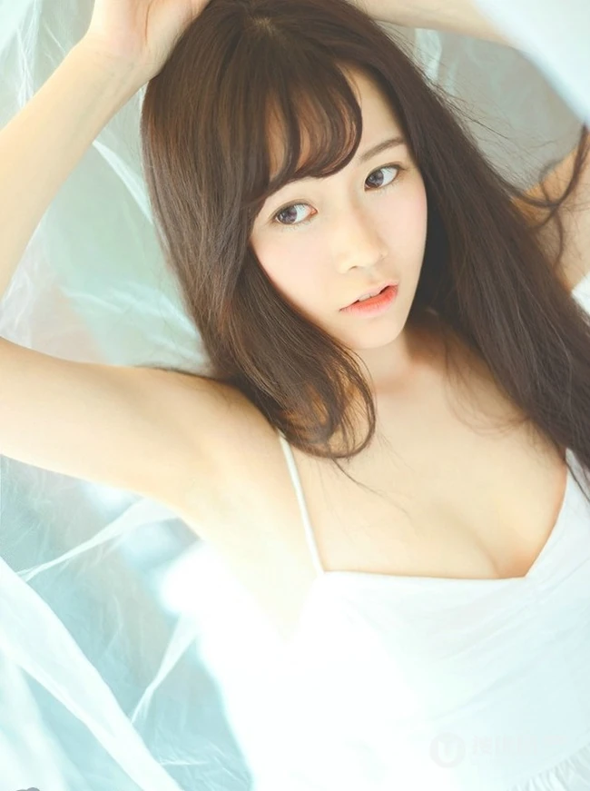 清新肩带睡裙妹子居家写真 唯美画面如梦似幻
