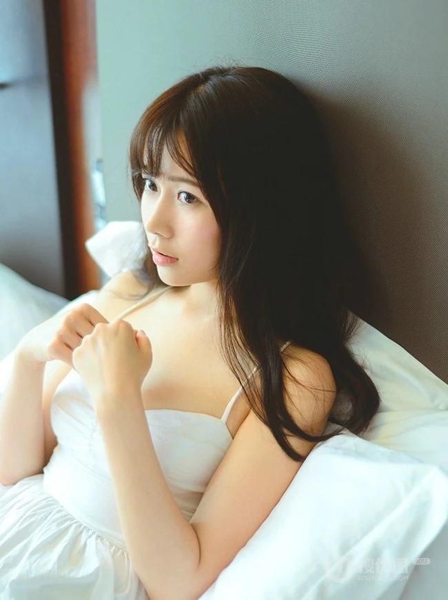 清新肩带睡裙妹子居家写真 唯美画面如梦似幻
