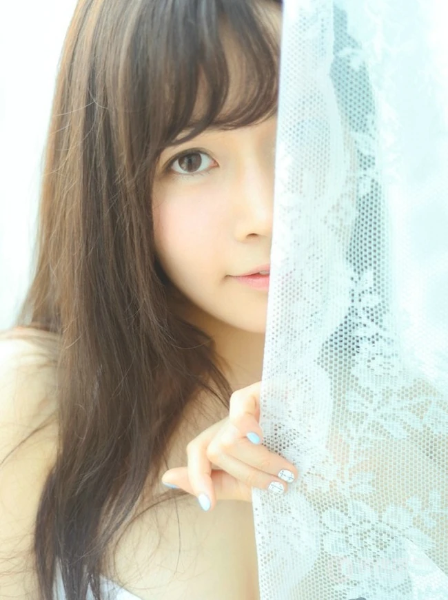 清新肩带睡裙妹子居家写真 唯美画面如梦似幻
