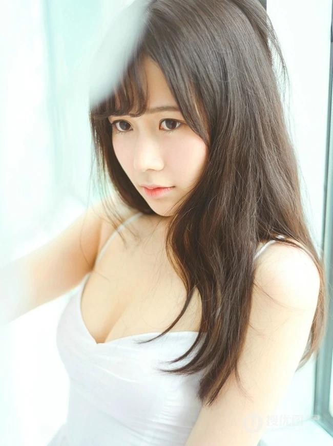 清新肩带睡裙妹子居家写真 唯美画面如梦似幻