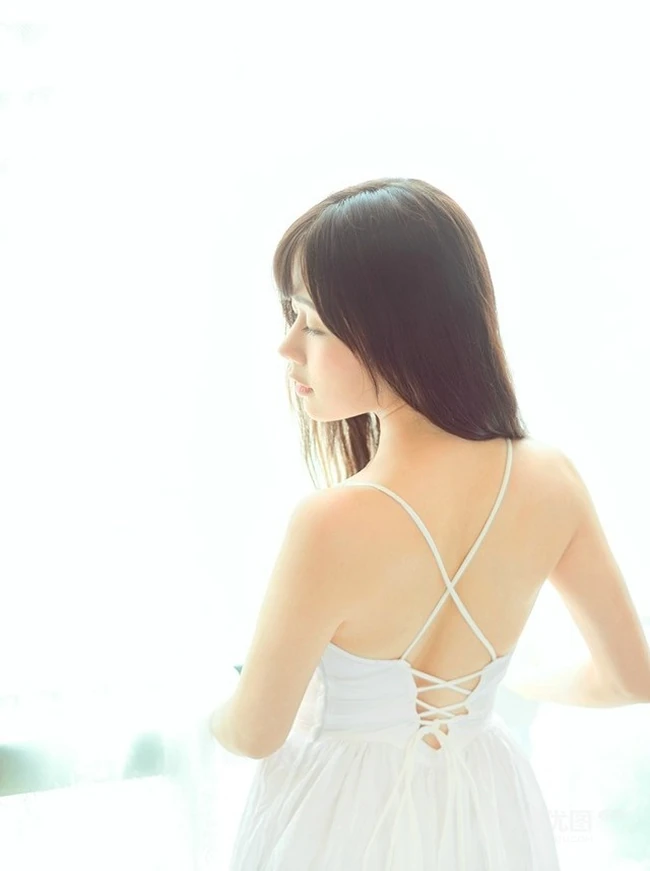 清新肩带睡裙妹子居家写真 唯美画面如梦似幻