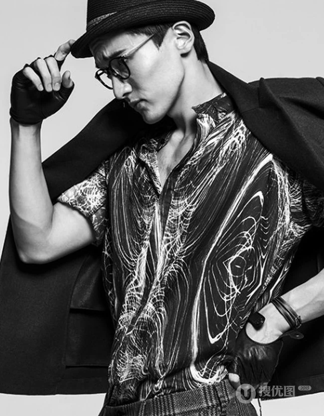 眼镜型男王传君时尚个性写真大片