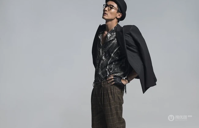 眼镜型男王传君时尚个性写真大片