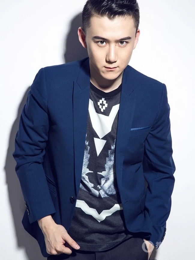 嘻哈绅士张正言休闲西装写真图片