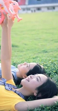 一对可爱女生，她们叫夏天和秋天