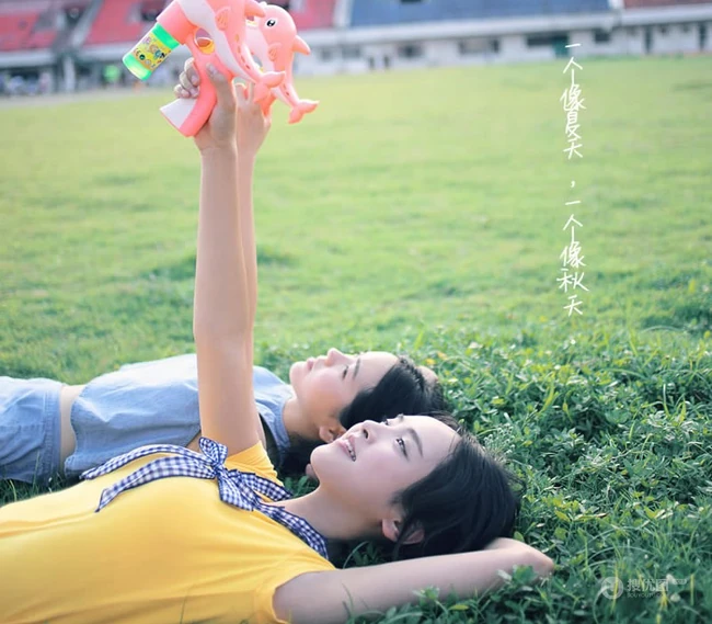 一对可爱女生，她们叫夏天和秋天
