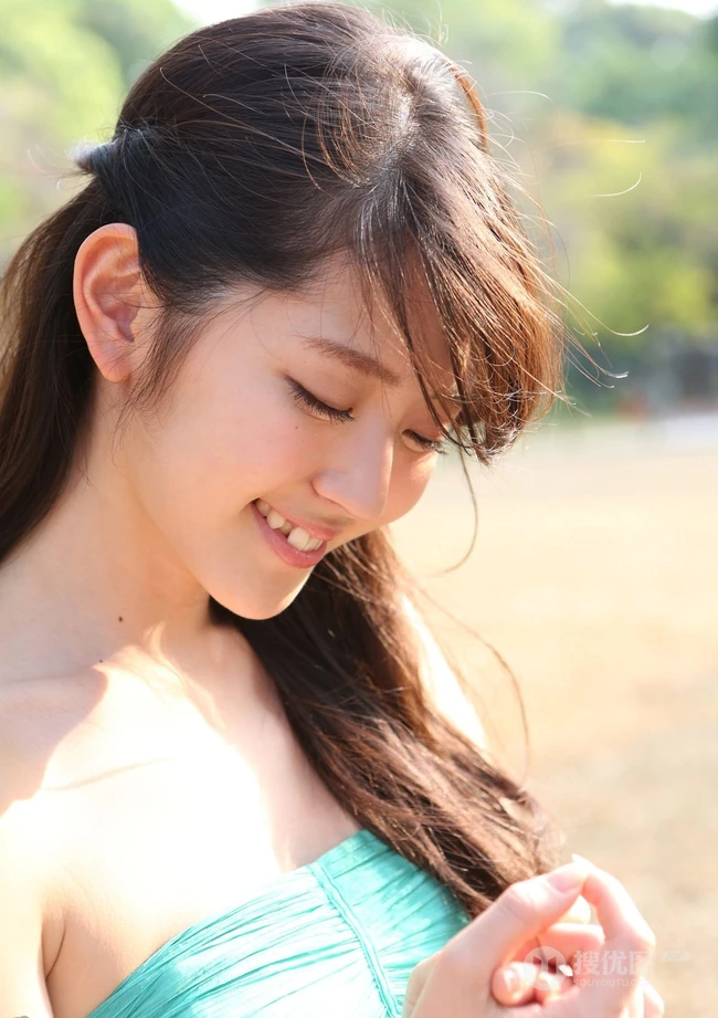 日本清纯气质女生铃木爱理欧洲纯情街拍HD