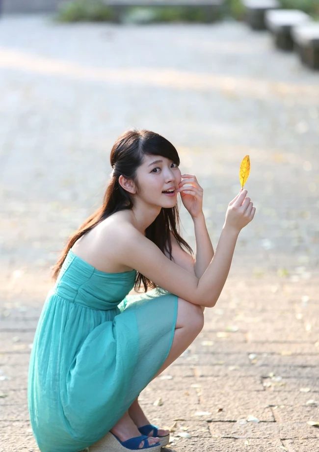 日本清纯气质女生铃木爱理欧洲纯情街拍HD