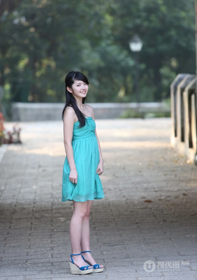 日本清纯气质女生铃木爱理欧洲纯情街拍HD