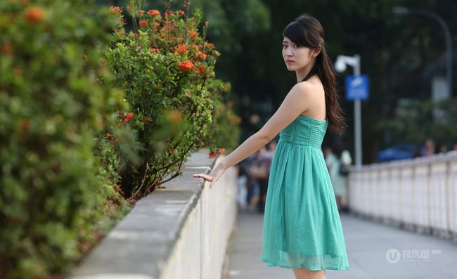 日本清纯气质女生铃木爱理欧洲纯情街拍HD