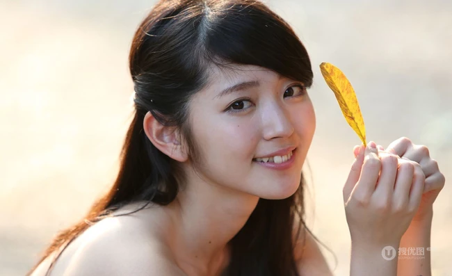 日本清纯气质女生铃木爱理欧洲纯情街拍HD