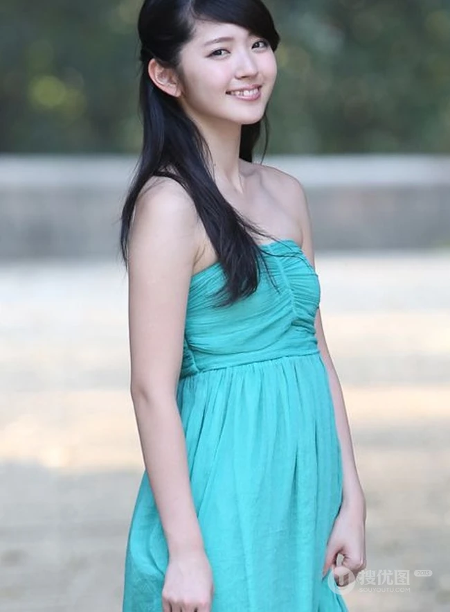 日本清纯气质女生铃木爱理欧洲纯情街拍HD