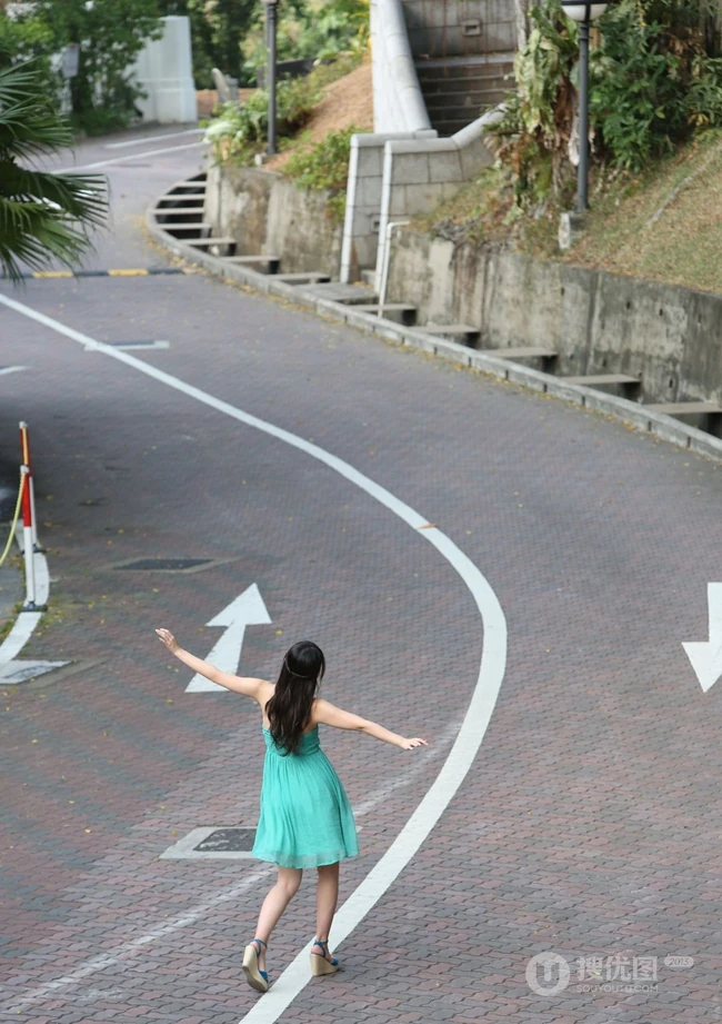 日本清纯气质女生铃木爱理欧洲纯情街拍HD