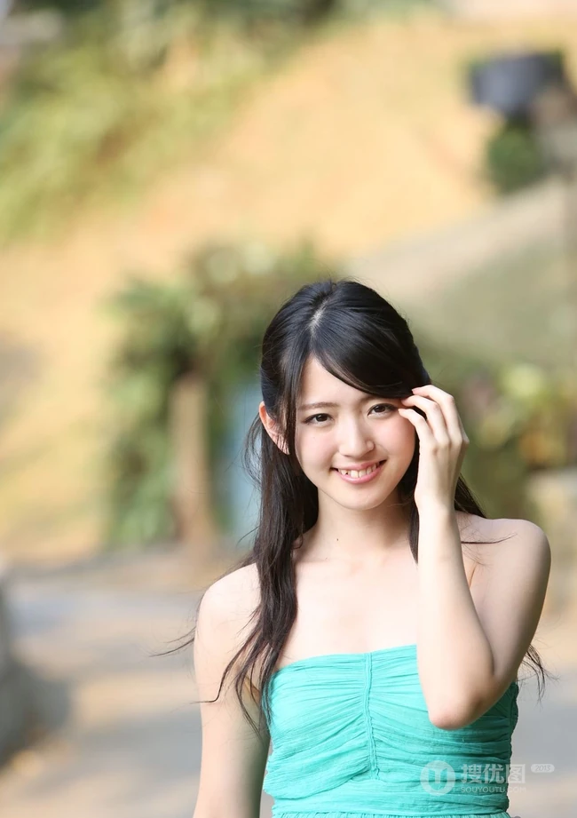 日本清纯气质女生铃木爱理欧洲纯情街拍HD