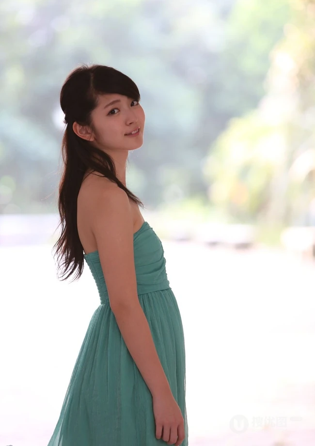 日本清纯气质女生铃木爱理欧洲纯情街拍HD