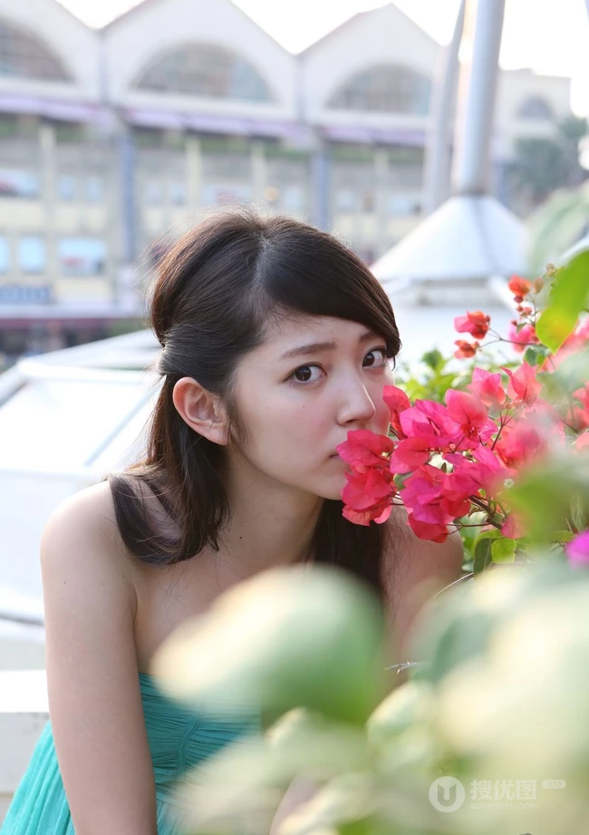 日本清纯气质女生铃木爱理欧洲纯情街拍HD