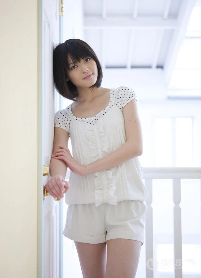 大爱！气质女生&ldquo;矢島舞美&rdquo;室内写真