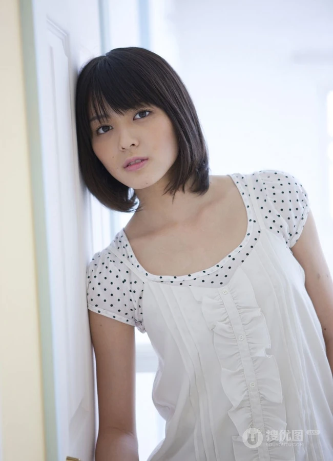 大爱！气质女生&ldquo;矢島舞美&rdquo;室内写真
