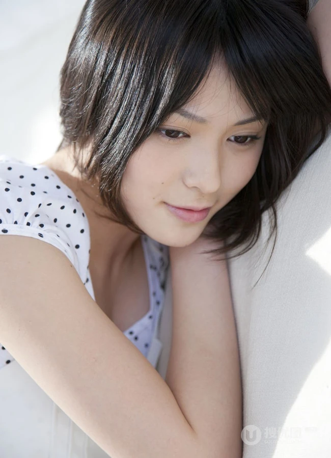 大爱！气质女生&ldquo;矢島舞美&rdquo;室内写真