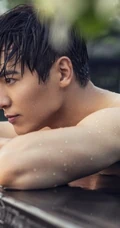 【高云翔图片】高云翔游泳写真，魅力眼神深邃动人
