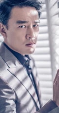 王耀庆西装写真，眼神笃定尽显熟男稳重气质