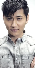 【李雨轩图片】浅色灰白衬衫加长裤，挥洒青春时尚魅力