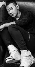 个性型男罗晋高清黑白写真大片，表情淡然眼神动人