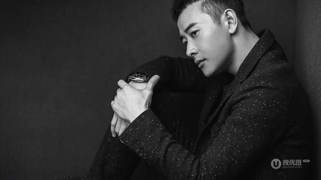 个性型男罗晋高清黑白写真大片，表情淡然眼神动人