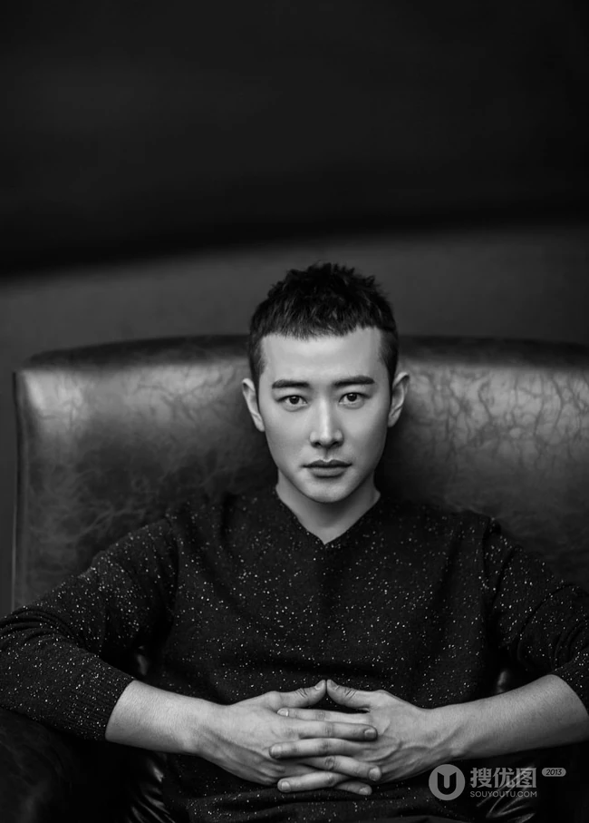 个性型男罗晋高清黑白写真大片，表情淡然眼神动人