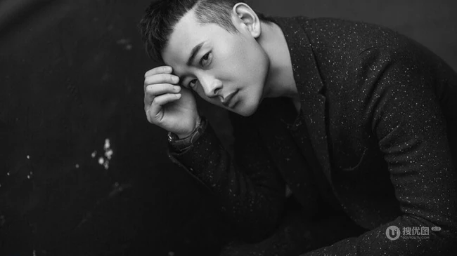 个性型男罗晋高清黑白写真大片，表情淡然眼神动人