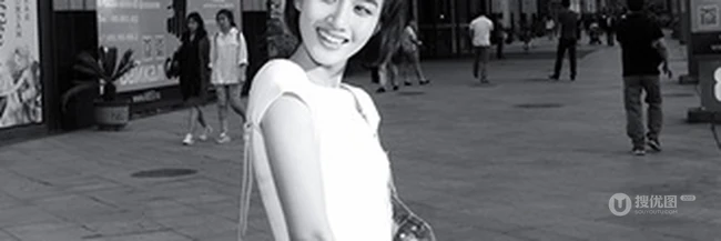 女星冯文娟清新爽朗玩街拍，肩带牛仔裤露纤细线条