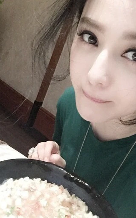 女生范冰冰微博晒自拍 边吃边照妩媚动人