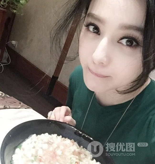 女生范冰冰微博晒自拍 边吃边照妩媚动人