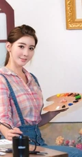韩国妹子崔银河肩带牛仔裤写真-手持画笔文艺范十足