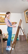 韩国妹子崔银河肩带牛仔裤写真-手持画笔文艺范十足
