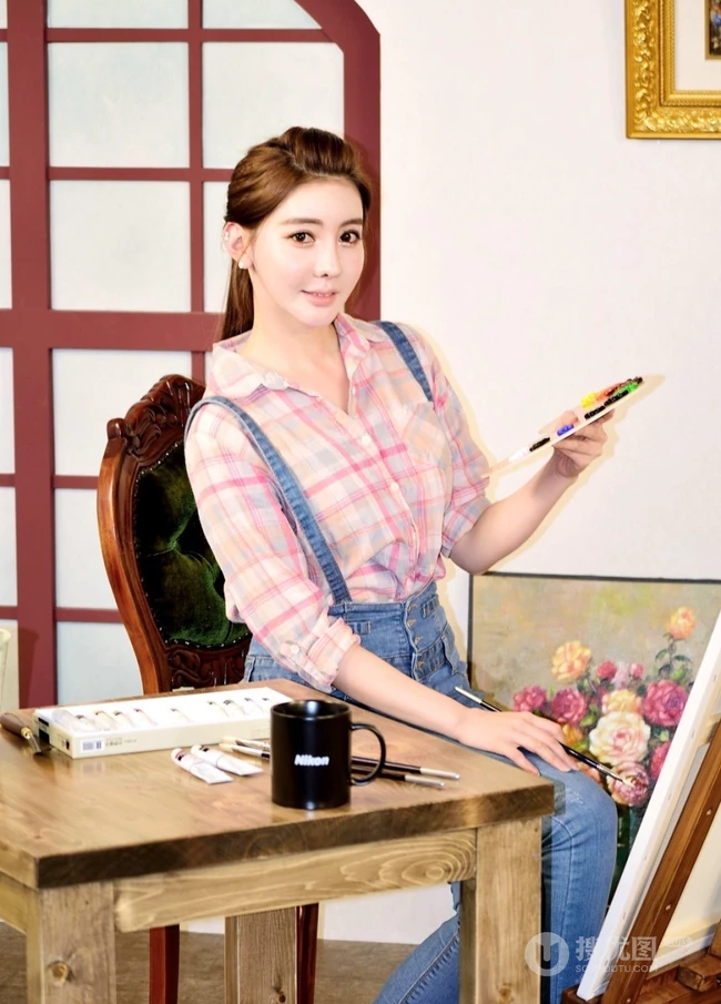 韩国妹子崔银河肩带牛仔裤写真-手持画笔文艺范十足