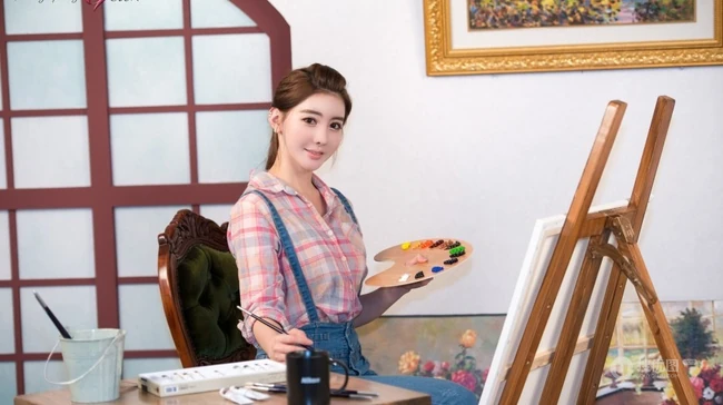 韩国妹子崔银河肩带牛仔裤写真-手持画笔文艺范十足