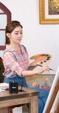韩国妹子崔银河肩带牛仔裤写真-手持画笔文艺范十足