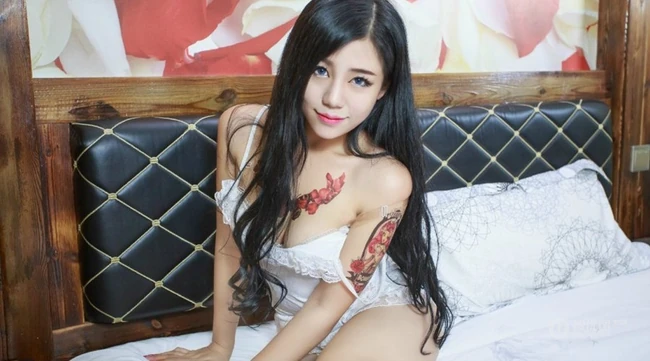 胸部气质的彩色蝴蝶纹身图案 少女旭旭高清室内写真 第10张