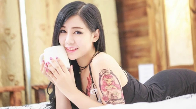 胸部气质的彩色蝴蝶纹身图案 少女旭旭高清室内写真 第14张