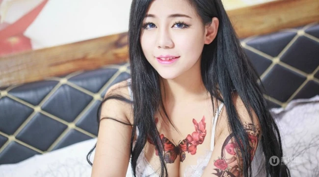 胸部气质的彩色蝴蝶纹身图案 少女旭旭高清室内写真 第7张