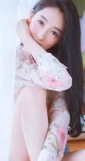 长发柔顺，明眸大眼 亚洲清纯女生唯美居家室内美图