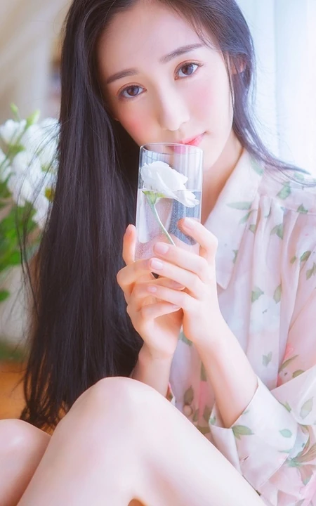 长发柔顺，明眸大眼 亚洲清纯女生唯美居家室内美图